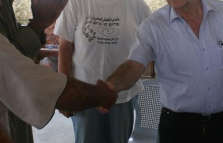 הסופר עמוס עוז הגיע לביקור בכפר אל-עראקיב לאחר הריסתו בפעם הרביעית