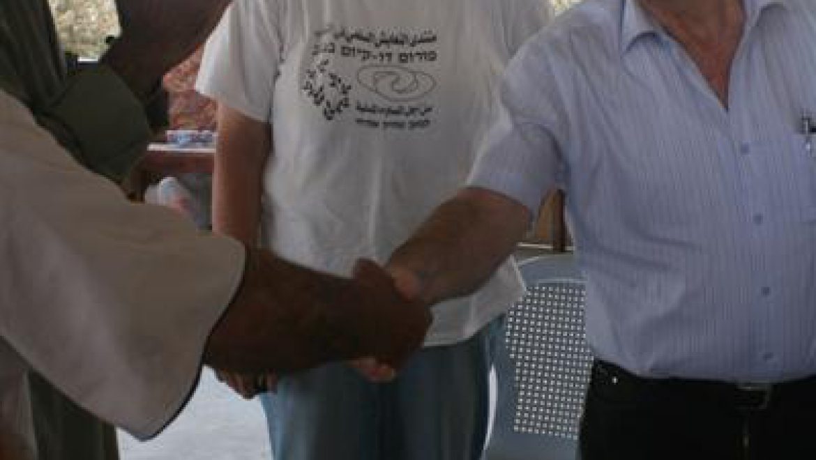 הסופר עמוס עוז הגיע לביקור בכפר אל-עראקיב לאחר הריסתו בפעם הרביעית