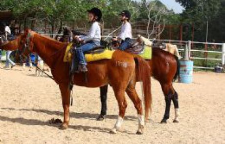 עשרות ילדים מרחבי הנגב השתתפו בתחרות רכיבה על סוסים שנערכה בקיבוץ להב
