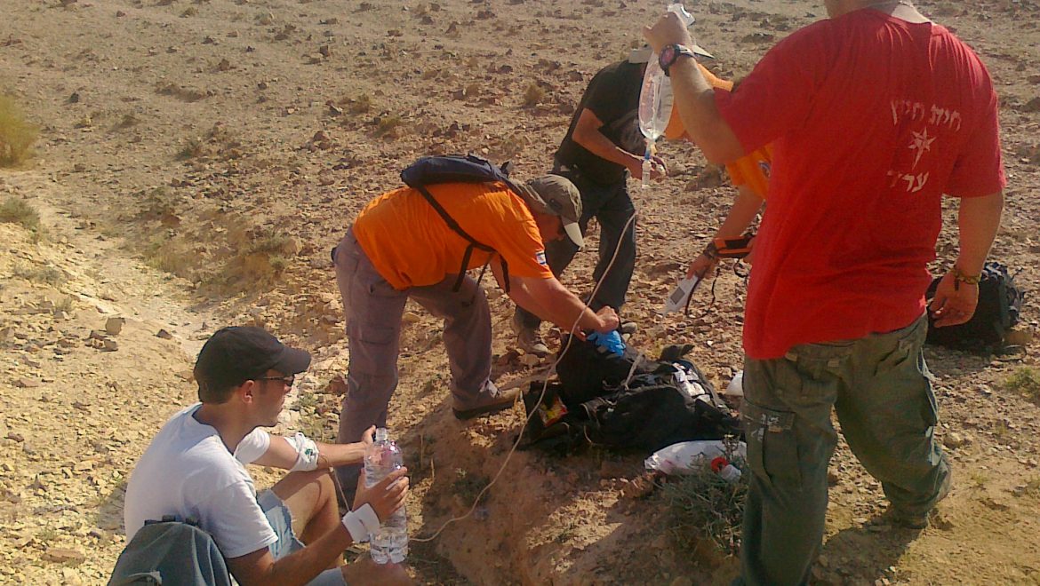 יחידת חילוץ ערד נותנת עזרה למטיילים שהתייבשו צילום-דובר