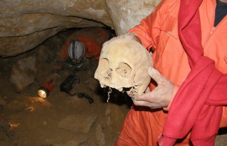 נמצאו שרידי אדם במערה בנחל אבוב