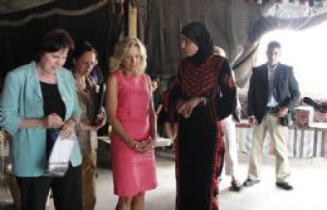 ג'יל ביידן אשת סגן נשיא ארה"ב ביקרה ב 'אריגת הנגב' שביישוב לקייה