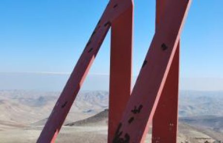 פסל חוצות של ישראל הדני- 'שער אל המדבר' בערד