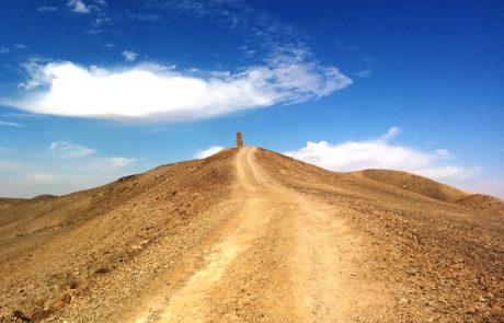 גלעד להולכים לפטרה- חניון שטח ותצפית נוף בערבה על גבול ירדן