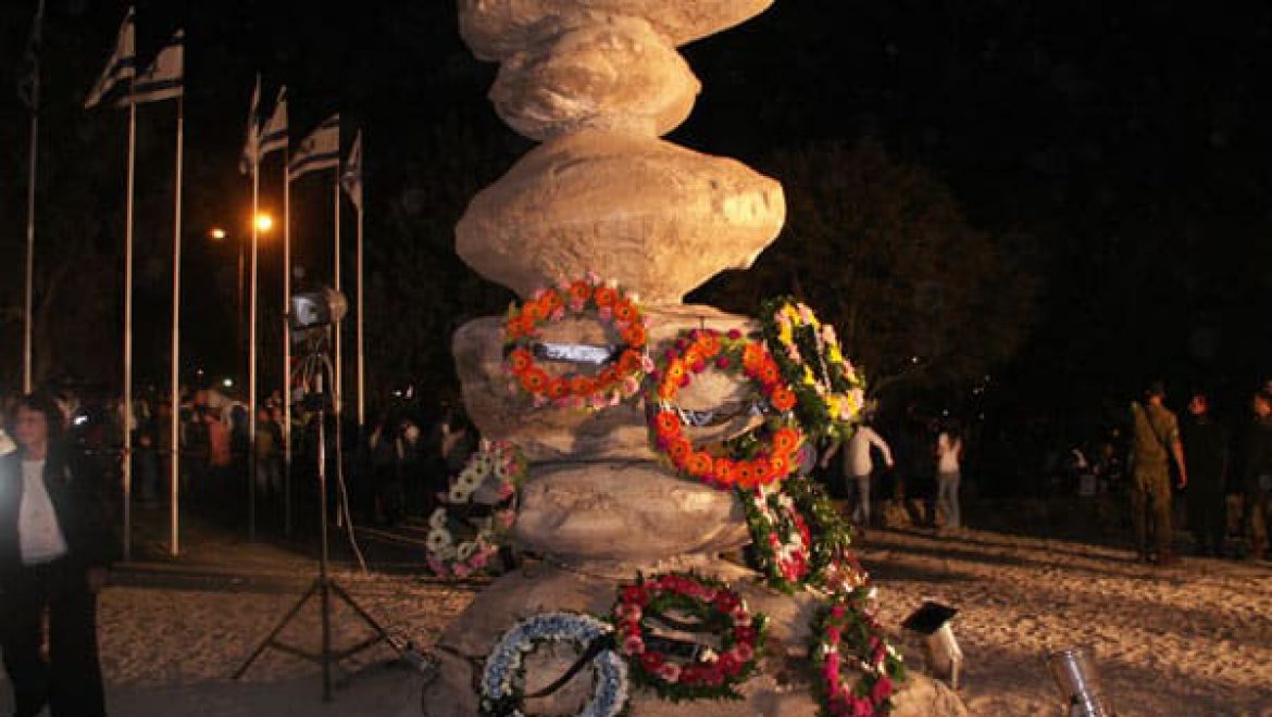 פסל הבולבוסים משמש גם טקס היזכרון לחללי צה"ל, בני ערד, ביום הזיכרון צילום-ענת רסקין