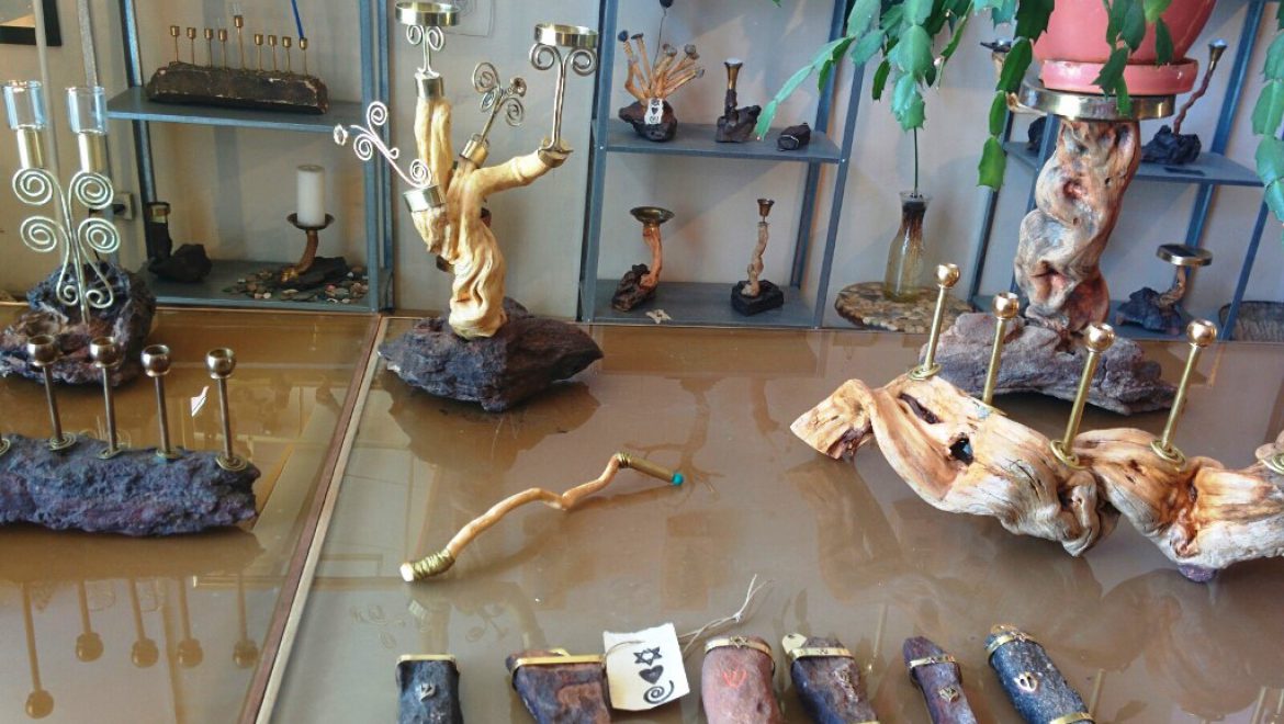חפצי אומנות עשויים מחומרים מהטבע בגלריה של עליזה חזן במצפה רמון צילום-ענת רסקין