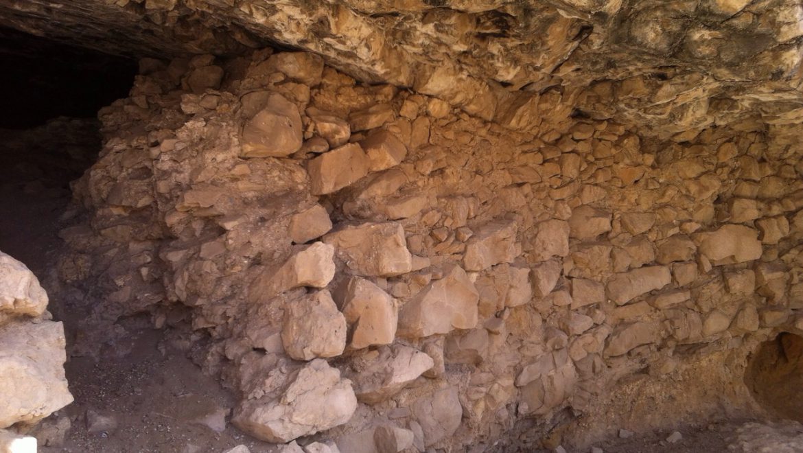 קיר אבן בכניסה למערת אל זבייאדה צילום-ספי הנגבי