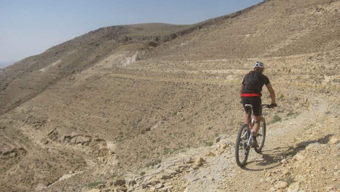 רוכב אופניים בודד בדרך אדום צילום-דב פוניו